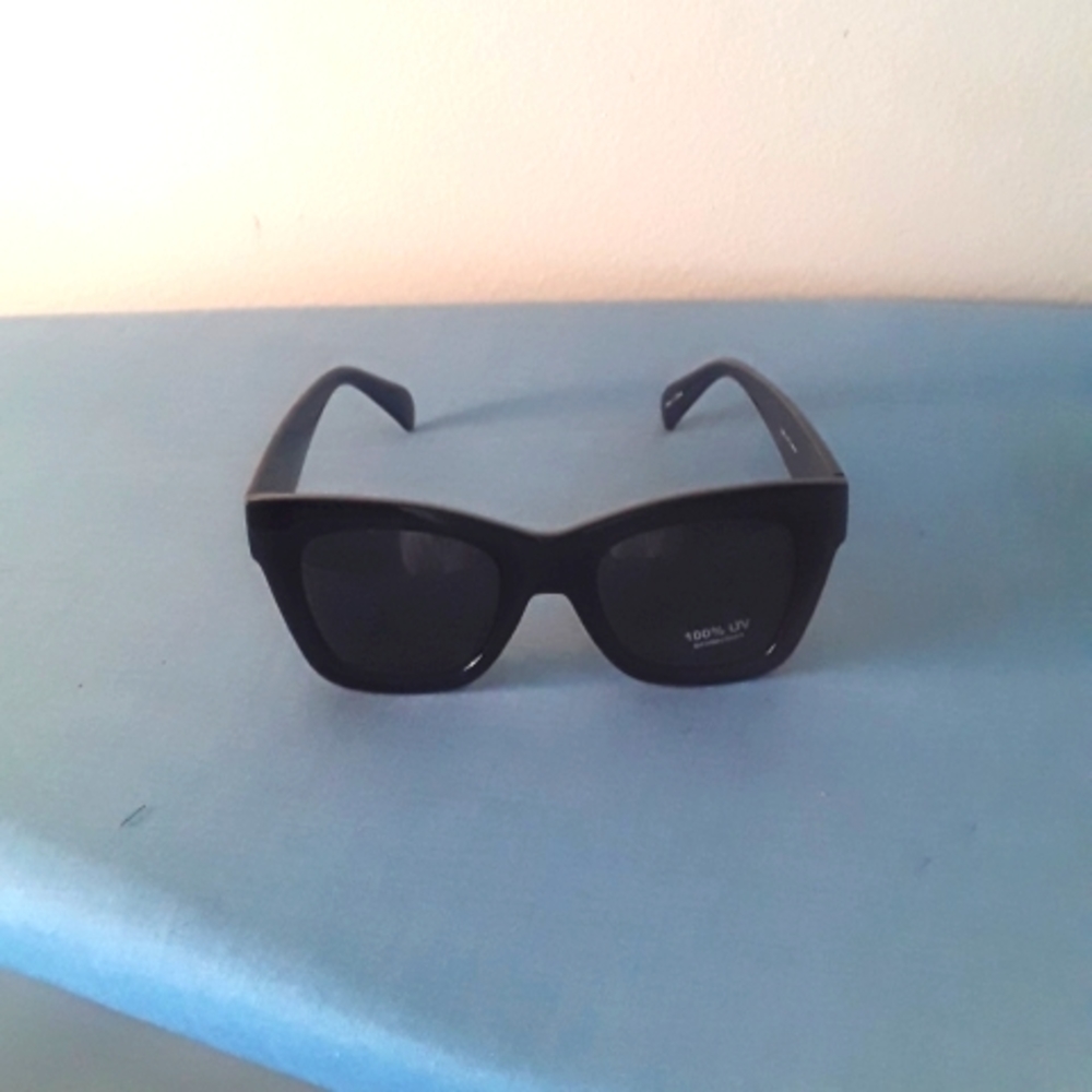 NWOT Ladies Black Sunglasses